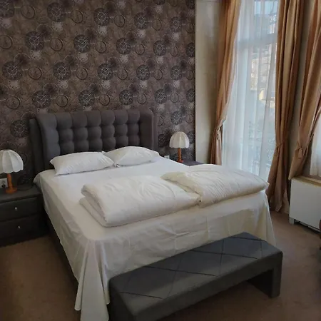 семеен старият град Hotel
