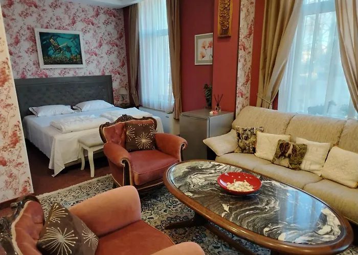 Otel семеен старият град 3*